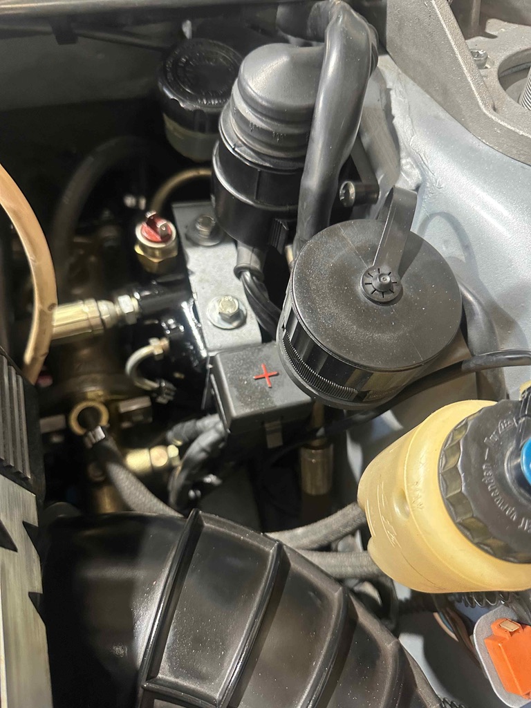 Brake booster and fluid reservoirs in the engine bay