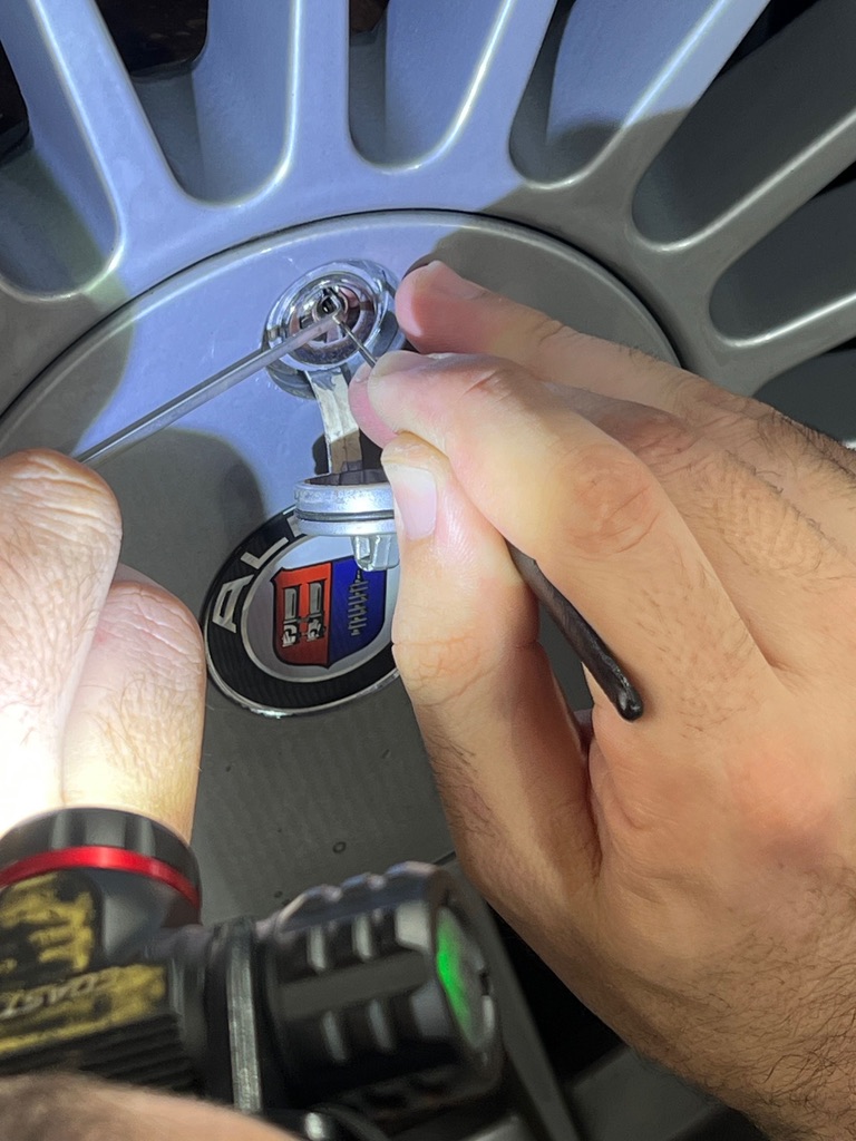Removing an Alpina wheel center-cap lock